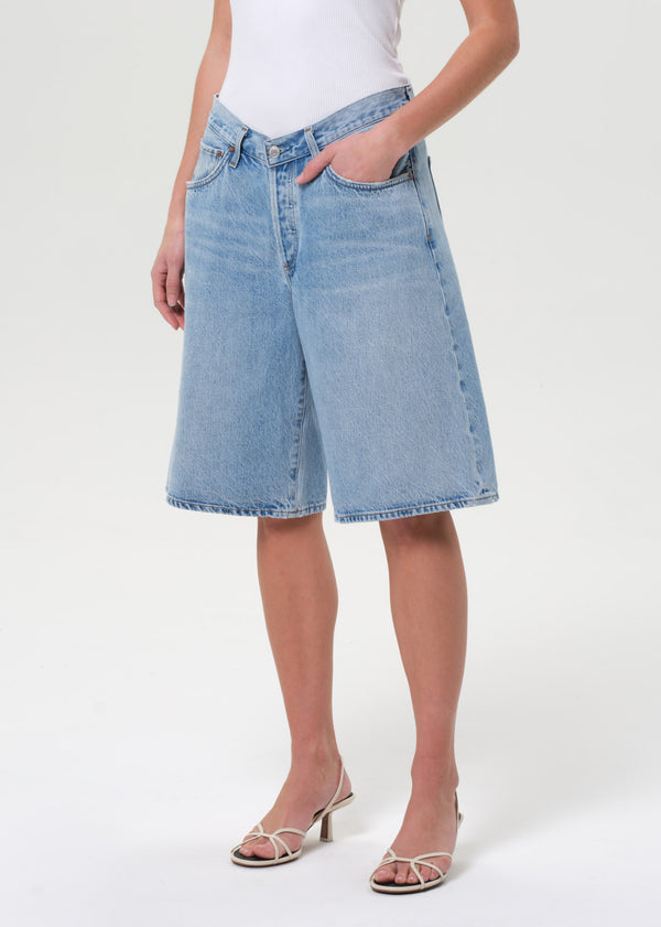 A Gold E Baggy V-Short Prevail