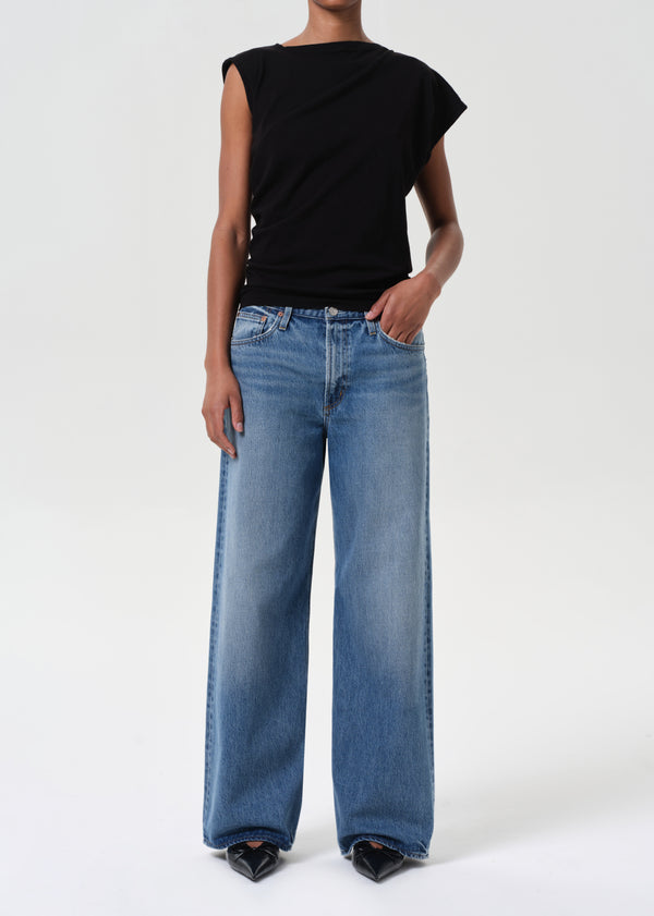 a gold e Keira Jean Downtown