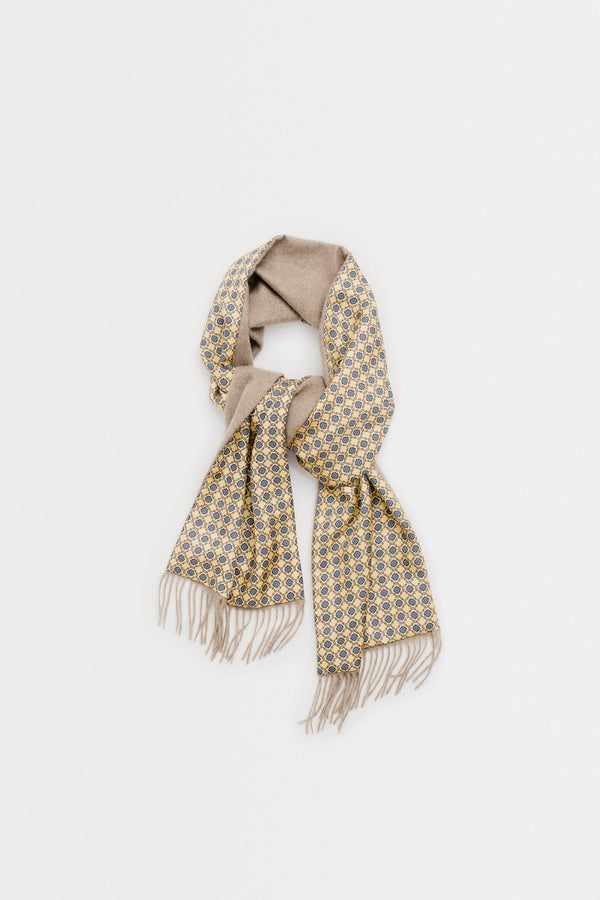 a kind of guise DAAVUU SCARF