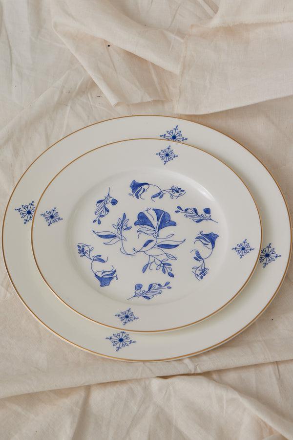 A Tentative Atelier Evelin W.A. Porcelain 10''