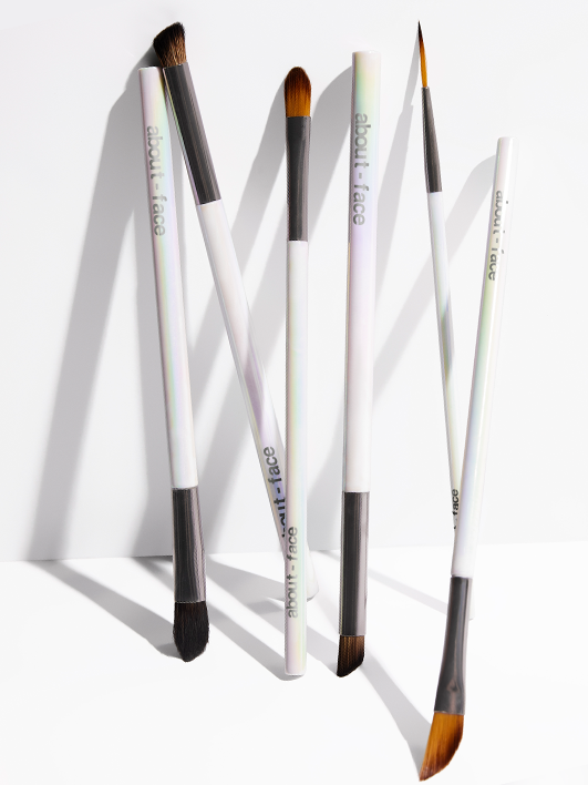 About Face Angled Wing Tip Liner Brush