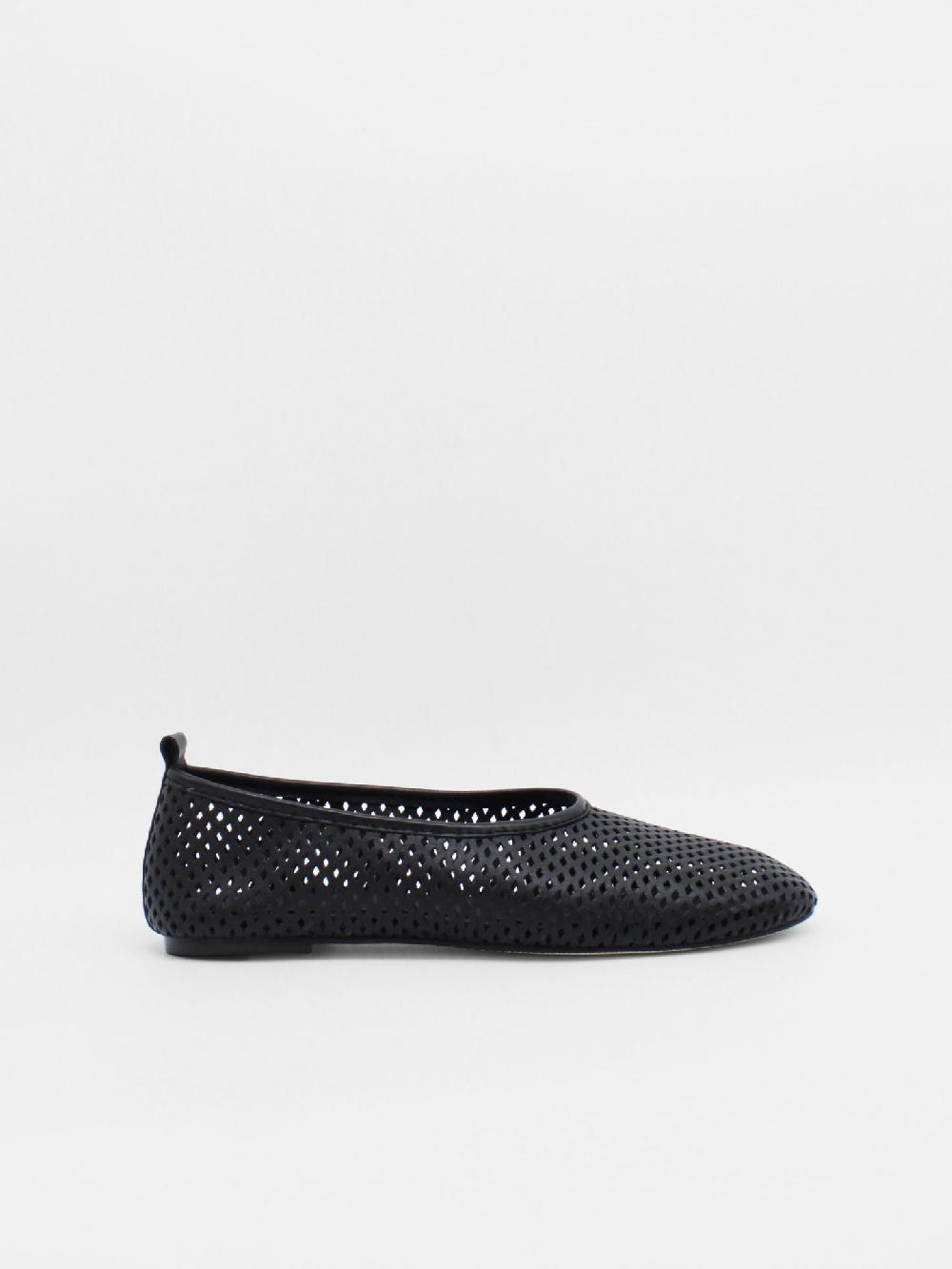 About Arianne Elio Black Flats