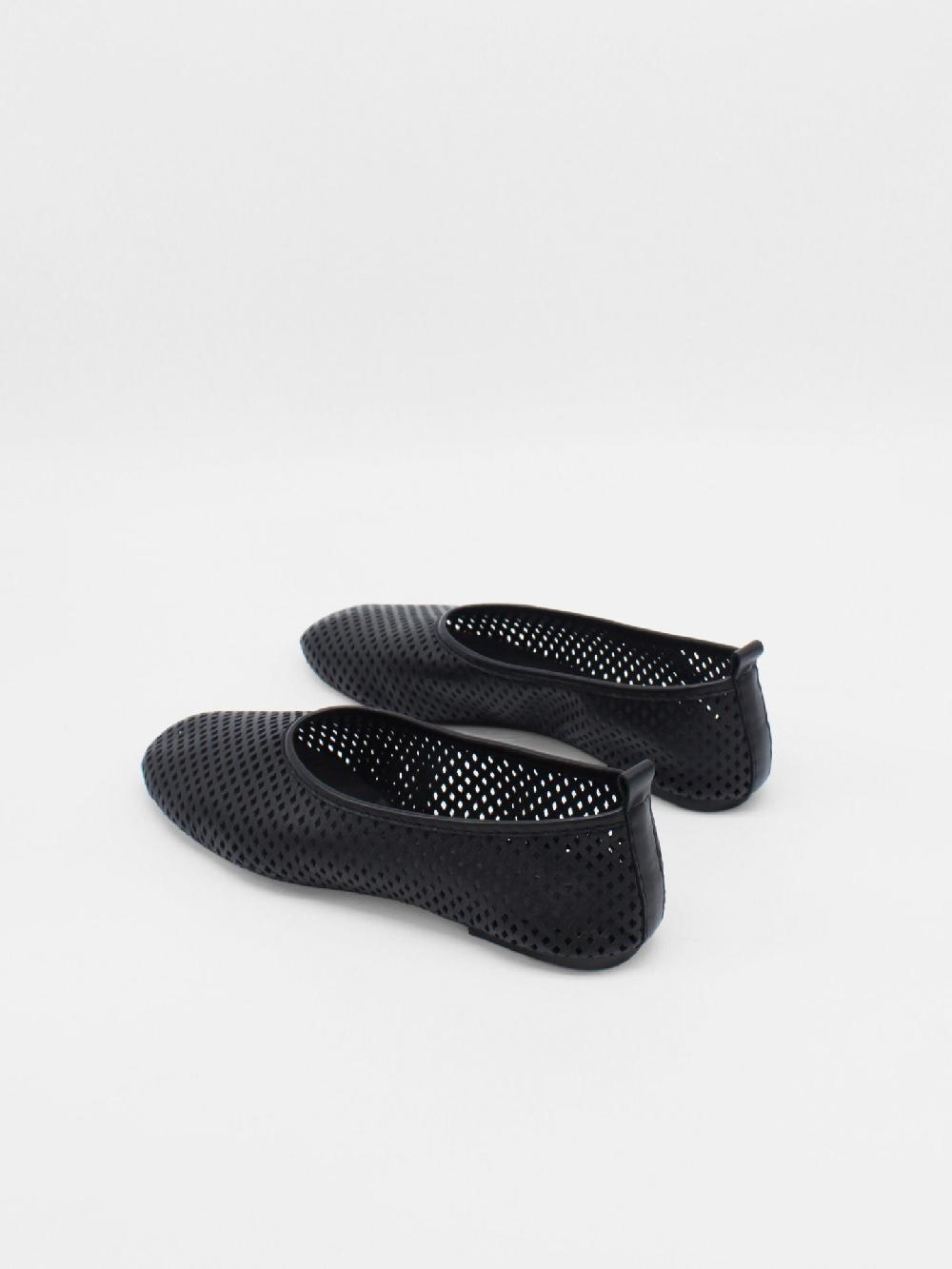 About Arianne Elio Black Flats