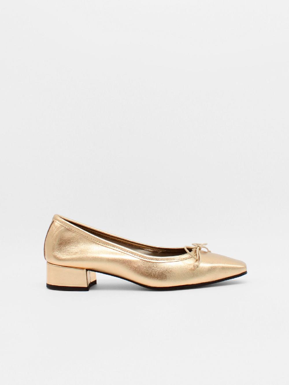 about arianne Mina Gold Flats