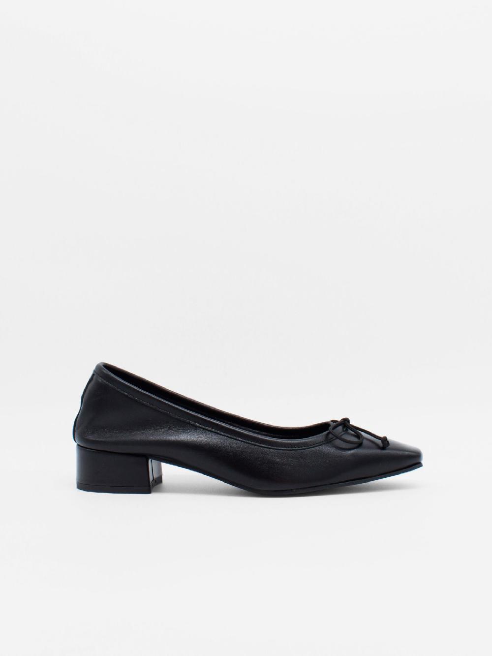 about arianne Mina Night Flats