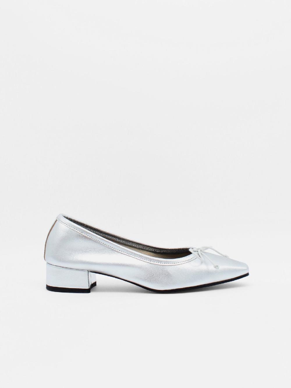 about arianne Mina Scale Flats