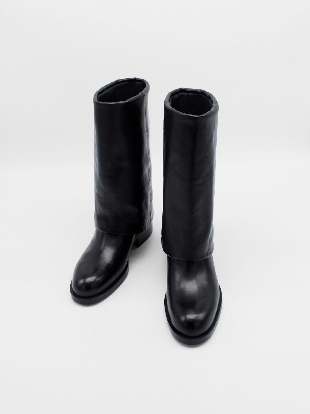 About Arianne Philo Black Boots