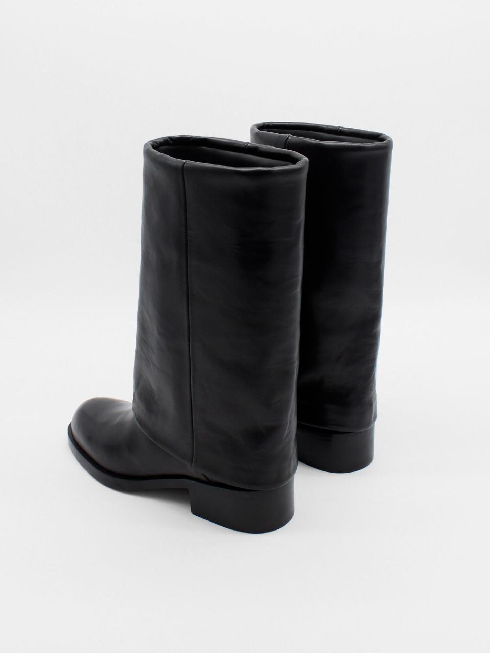 About Arianne Philo Black Boots