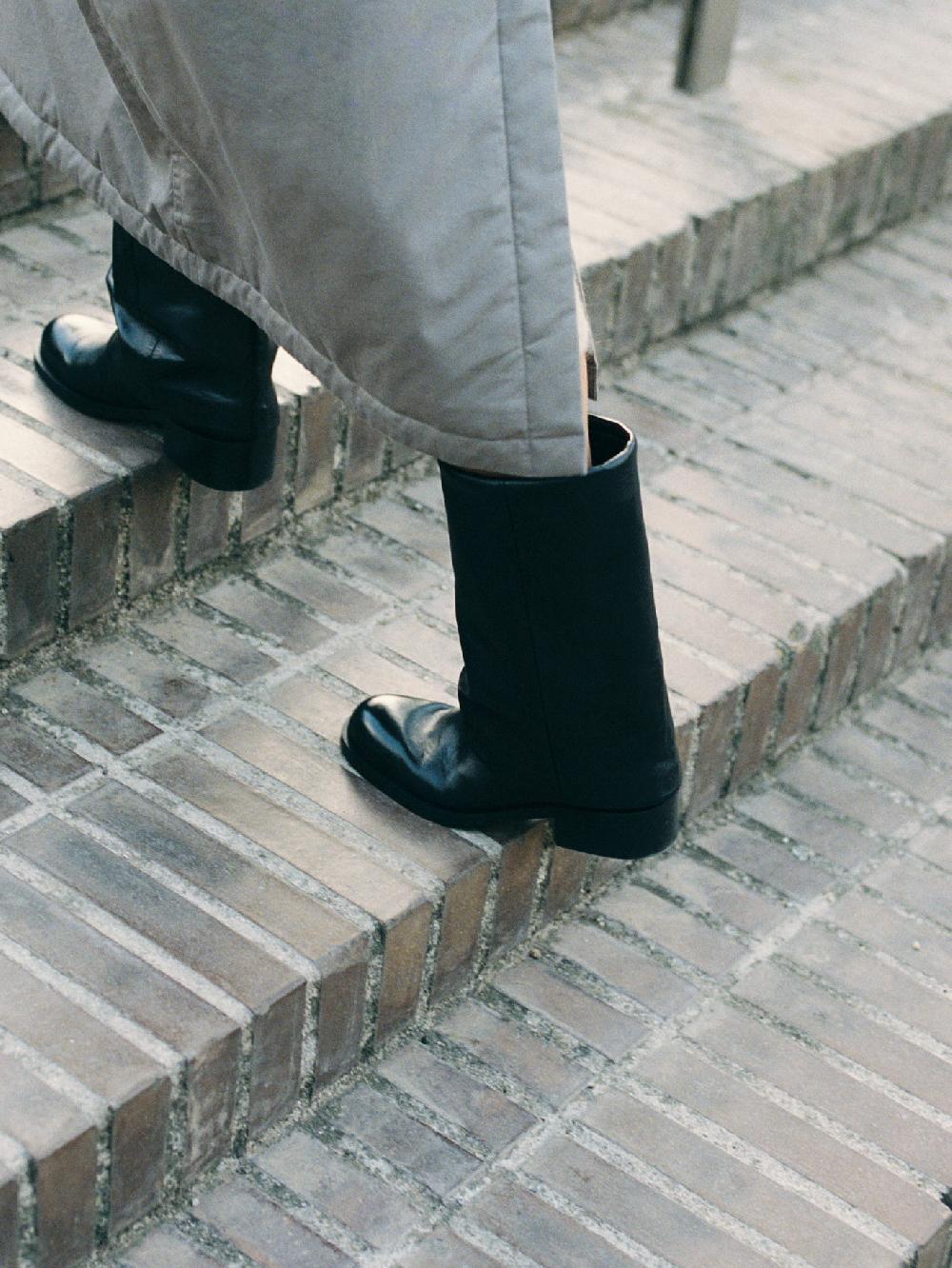 About Arianne Philo Black Boots