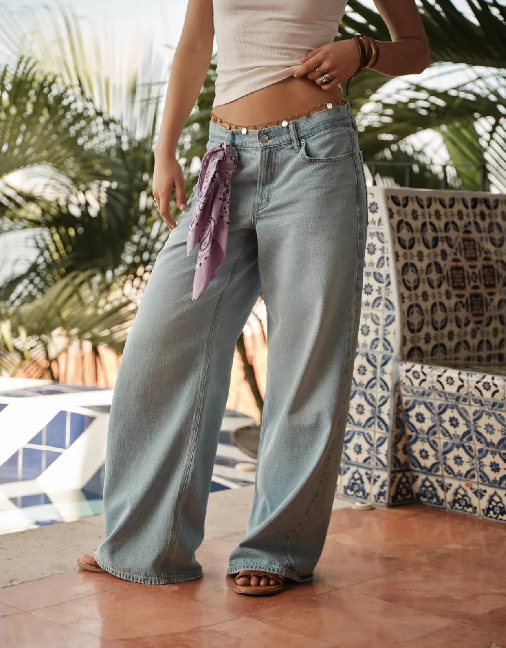 aeo AE Strigid Low-Rise Ultra Wide-Leg Jean