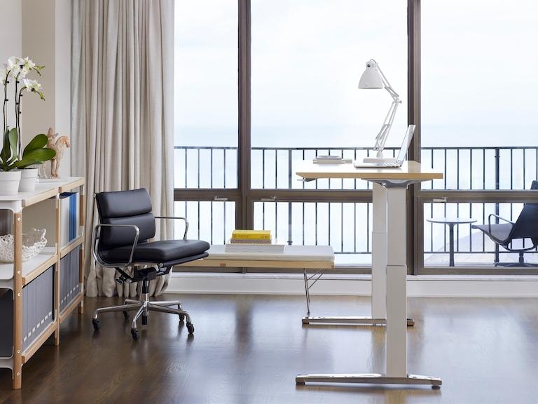 aeron Renew Sit-to-Stand Tables Screens