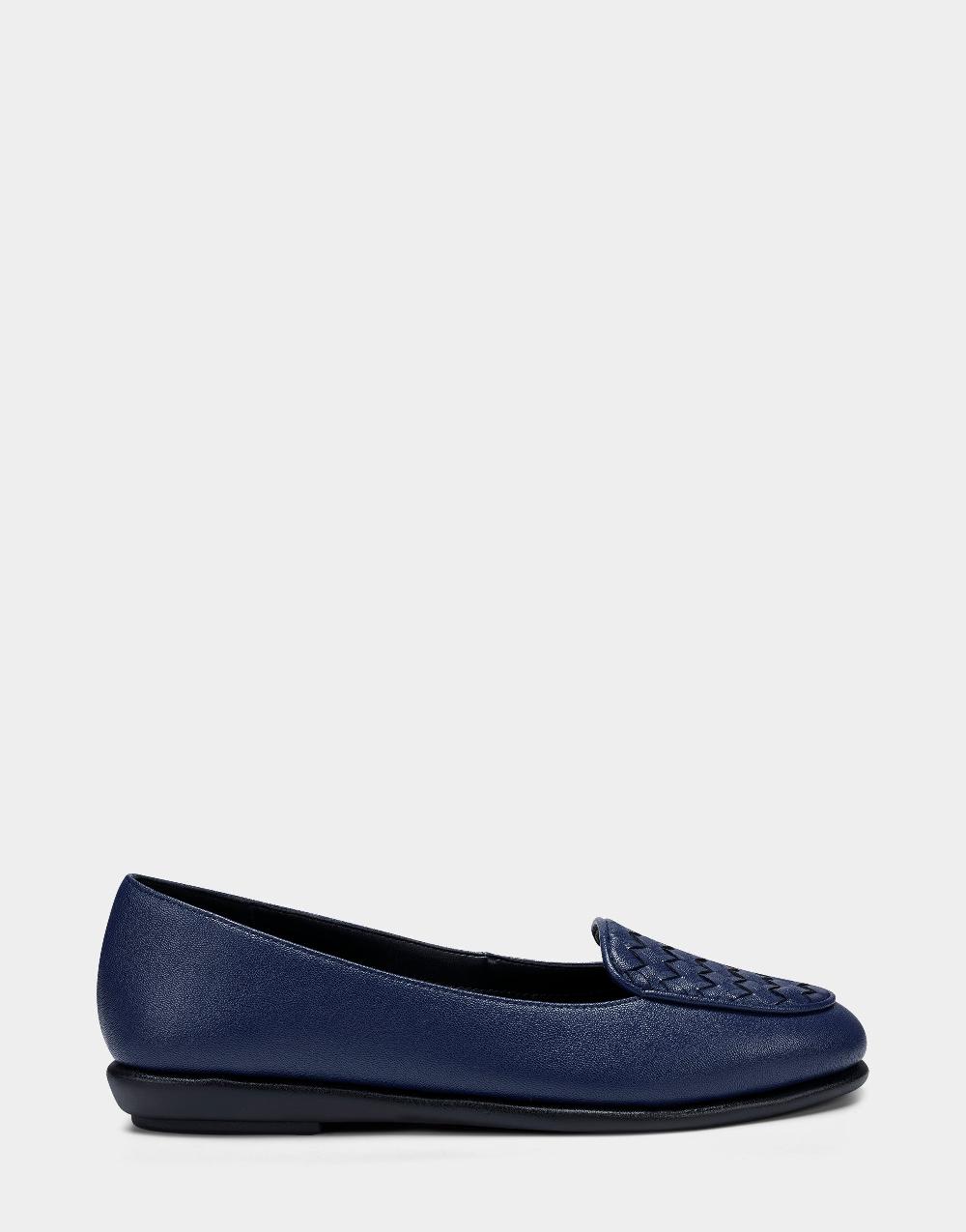 aerosoles Comfortable Women's Loafer in Navy Faux Leather