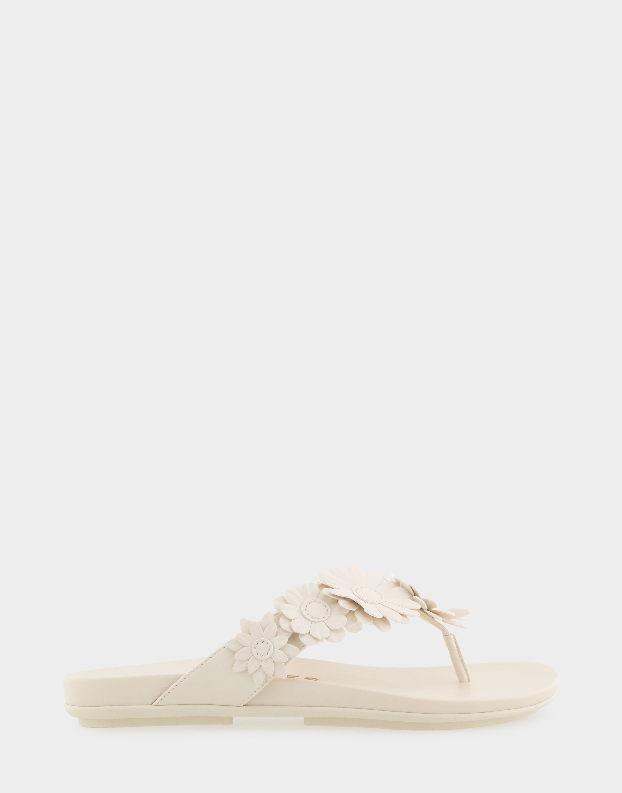 aerosoles Comfortable Women's Thong Sandals in Eggnog Faux Leather