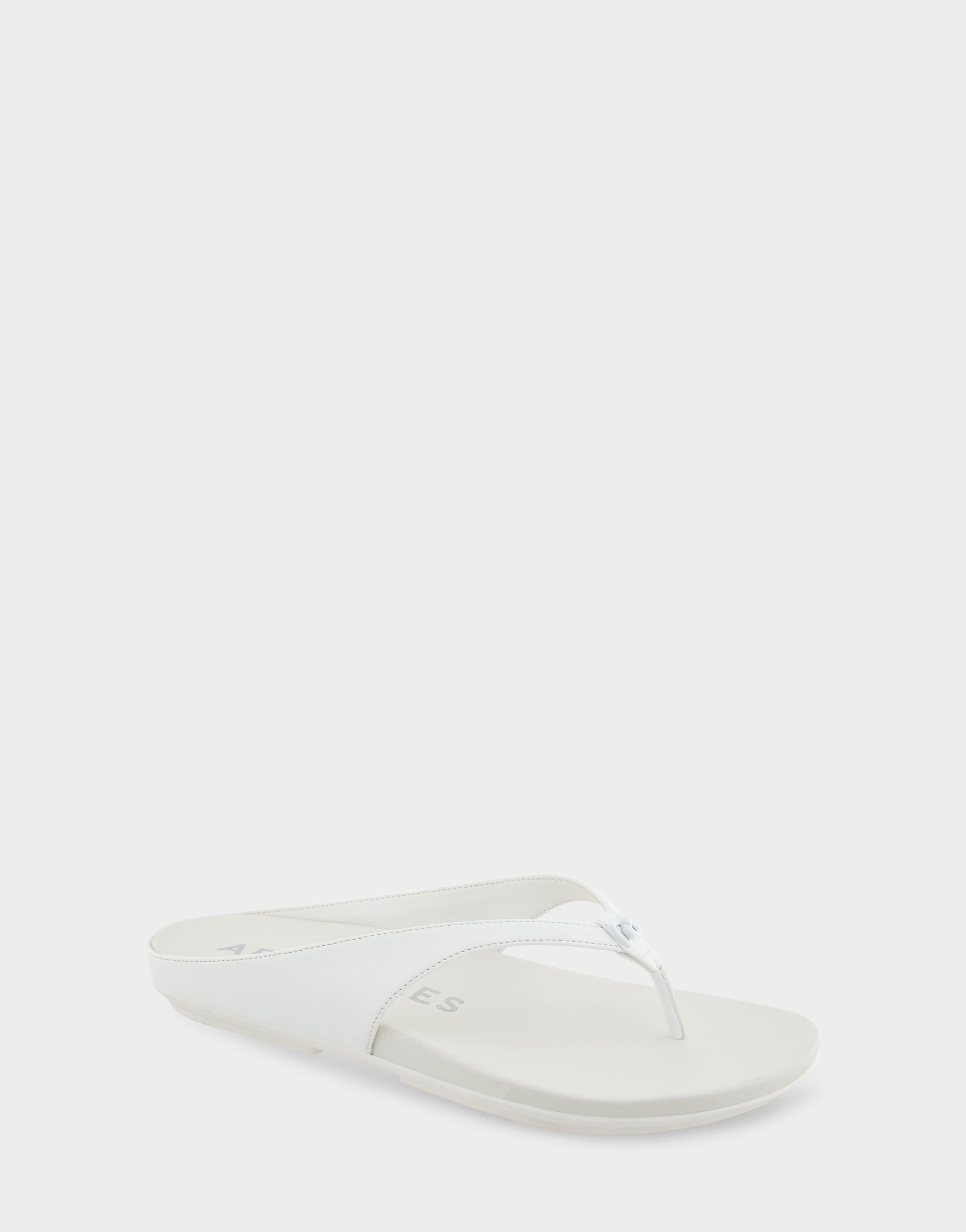 Aerosoles Comfortable Women's Thong Sandals In White Faux Leather