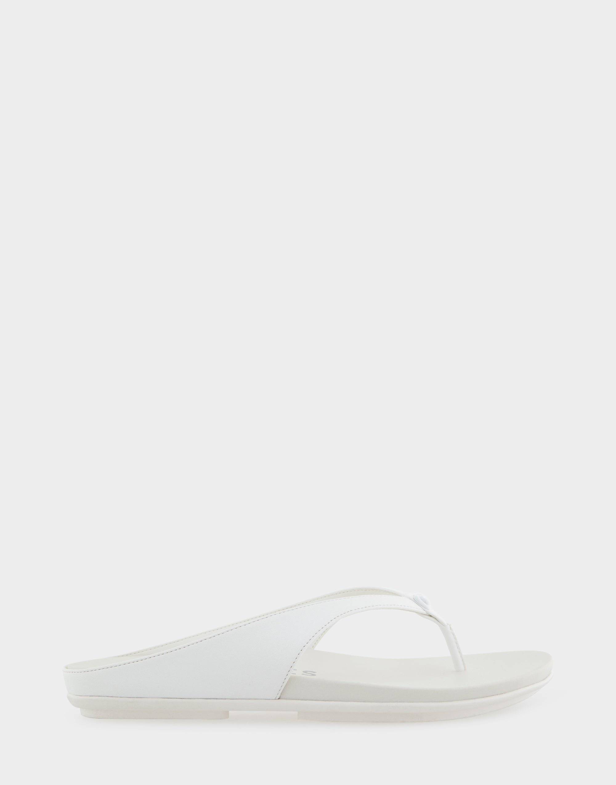 aerosoles Comfortable Women's Thong Sandals in White Faux Leather