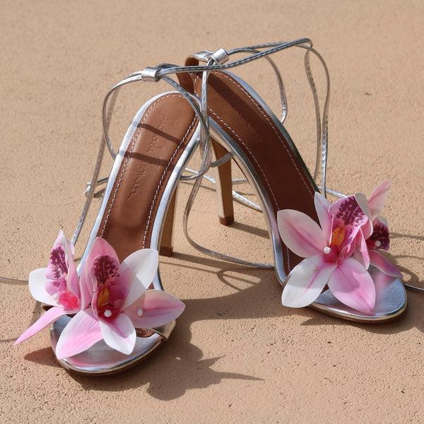 Alameda Turquesa PRUDENCE SILVER FLOWER HEELS