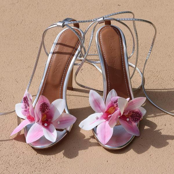 Alameda Turquesa PRUDENCE SILVER FLOWER HEELS