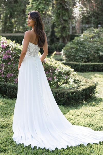 Allure Bridals Bridal Allure Romance R3853