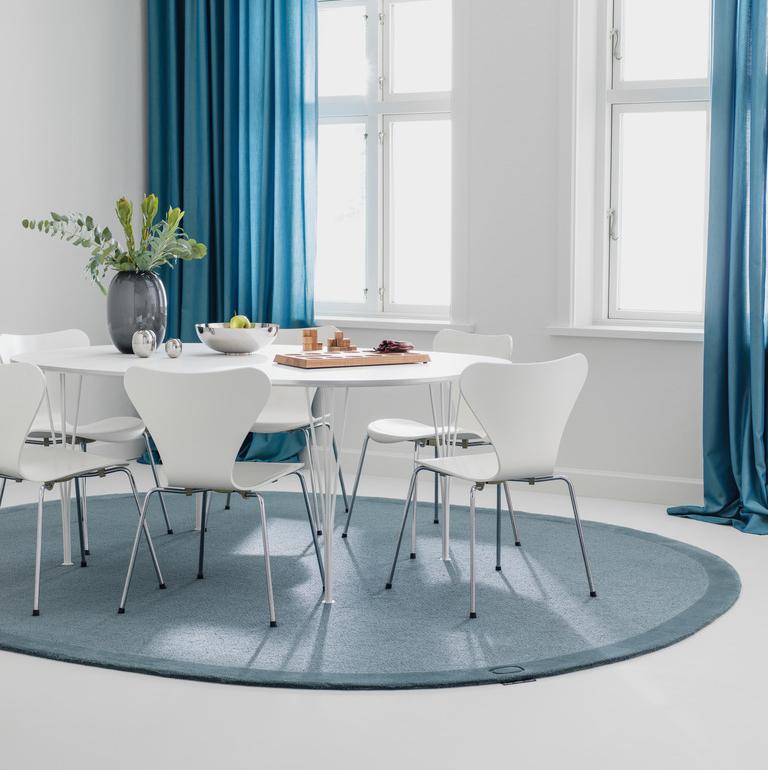alo yoga AVGO Superelipse rug blue