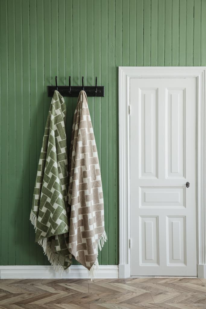 Alo Yoga Korg Blanket Green Offwhite