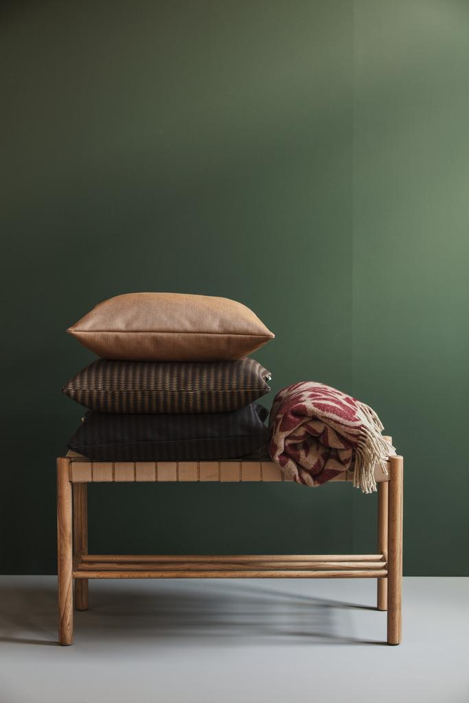 Alo Yoga Kotteri Blanket Burgundy Beige