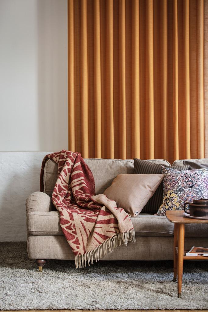 Alo Yoga Kotteri Blanket Burgundy Beige