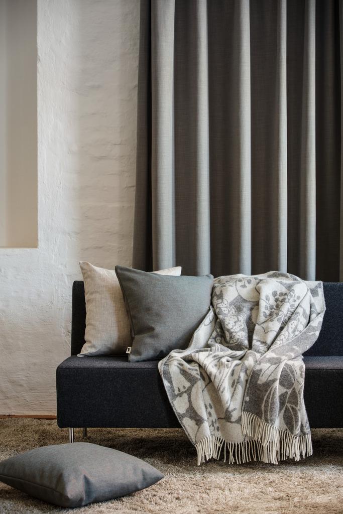 Alo Yoga Skogen Blanket Gray Offwhite