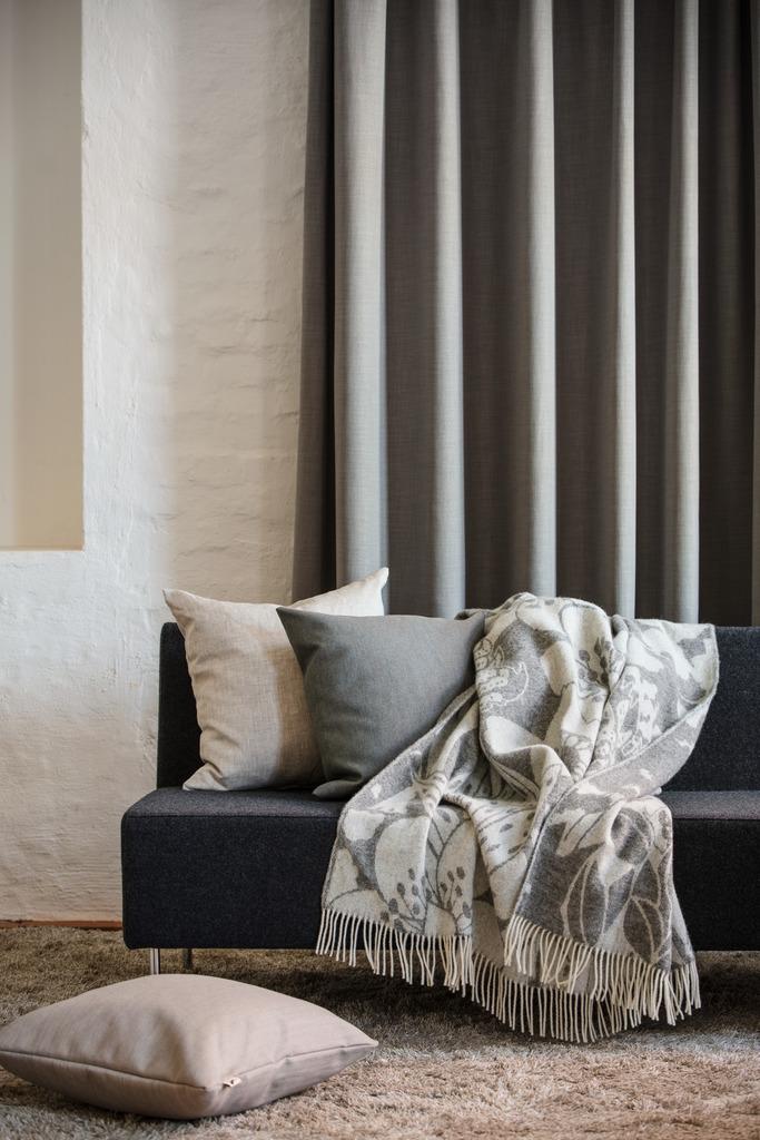 Alo Yoga Skogen Blanket Gray Offwhite