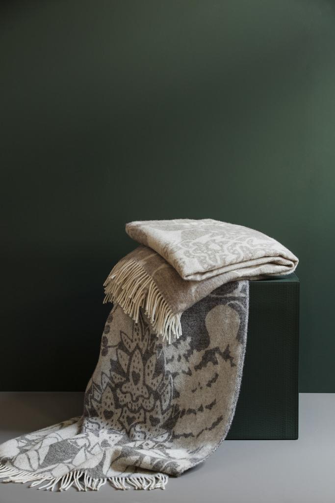 Alo Yoga Skogen Blanket Gray Offwhite