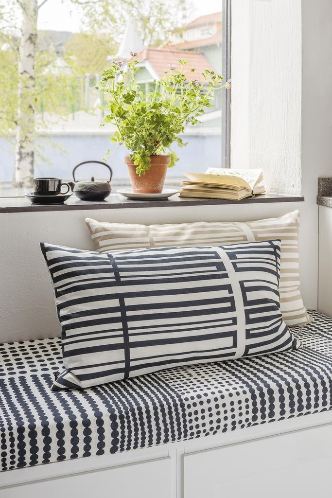 Alo Yoga Snapp Cushion Cover Svart 40x70cm