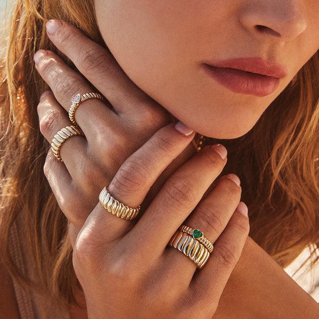 Anita Ko THIN ZOE RING WITH EMERALD HEART