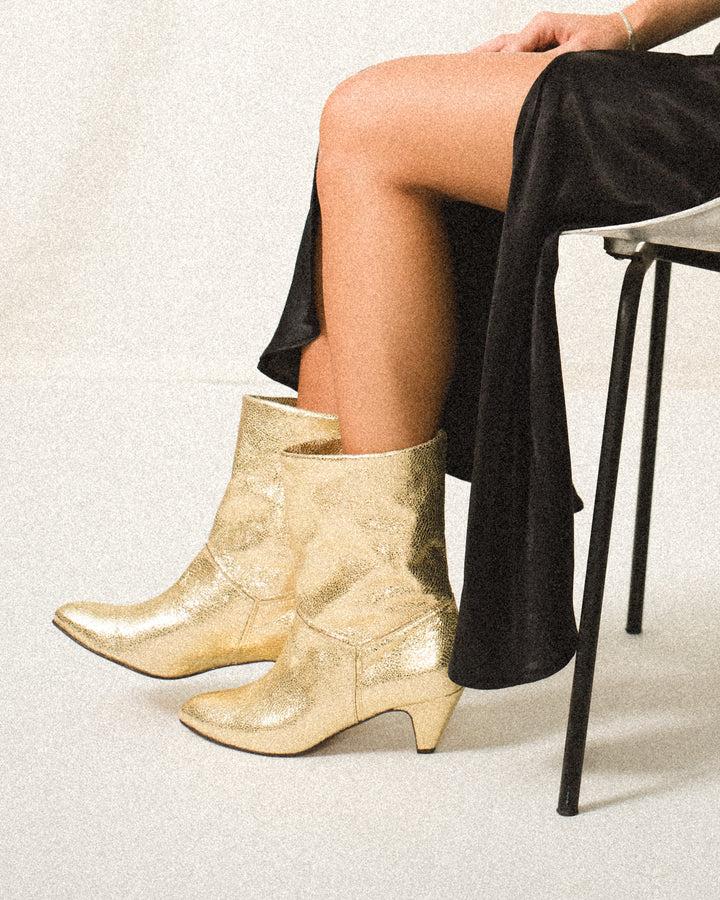 Anonymous Copenhagen Jassi 50 Stiletto Crackled Metallic Goat Gold