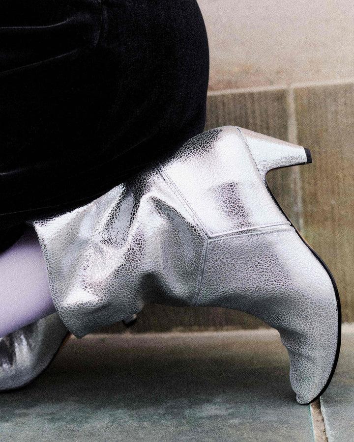 Anonymous Copenhagen Jassi 50 Stiletto Crackled Metallic Goat Silver