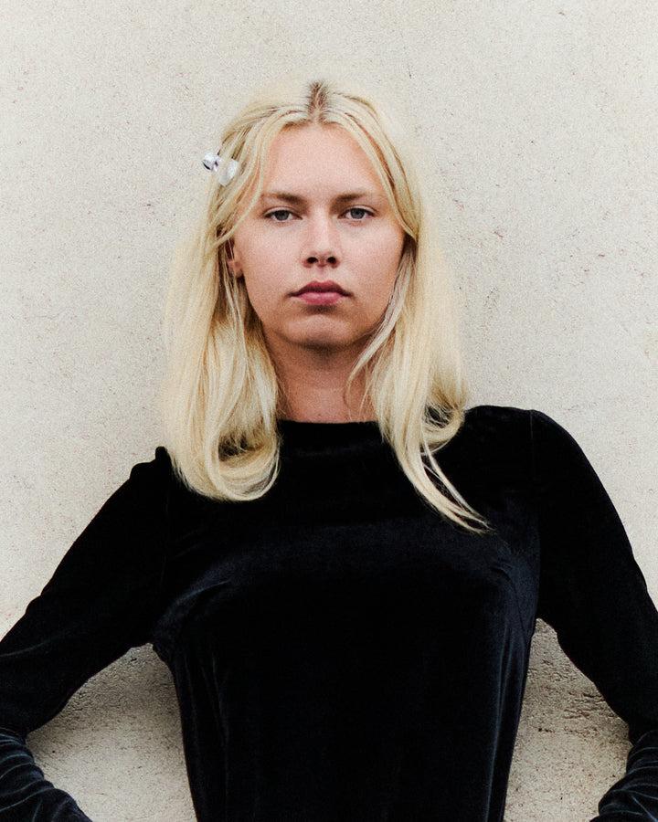 Anonymous Copenhagen Nabie Hair Clip Petite Bow Crackled Metallic Goat Silver