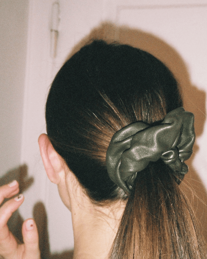 Anonymous Copenhagen Sandie Grand Hair Elastic Shiny Lamb Moss Green