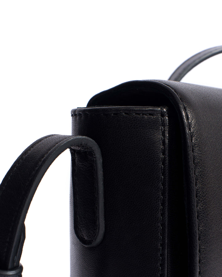 Anonymous Copenhagen Sicha Interlace Crossover Bag Shiny Lamb Black