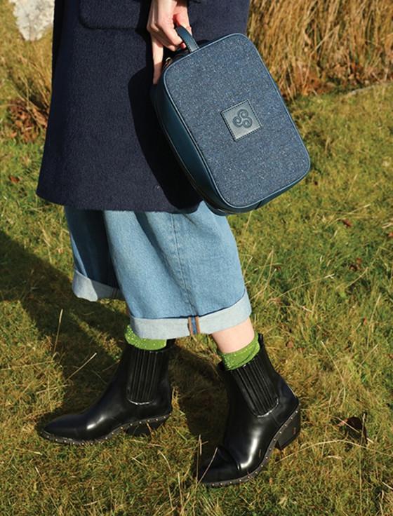 aran cashmere Kerry Tweed Washbag - Midnight Blue