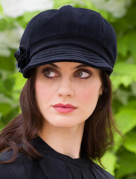 aran cashmere Ladies Newsboy Hat - Black