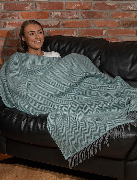 Aran Cashmere Cashmere Wool Throw - Pale Blue Herringbone