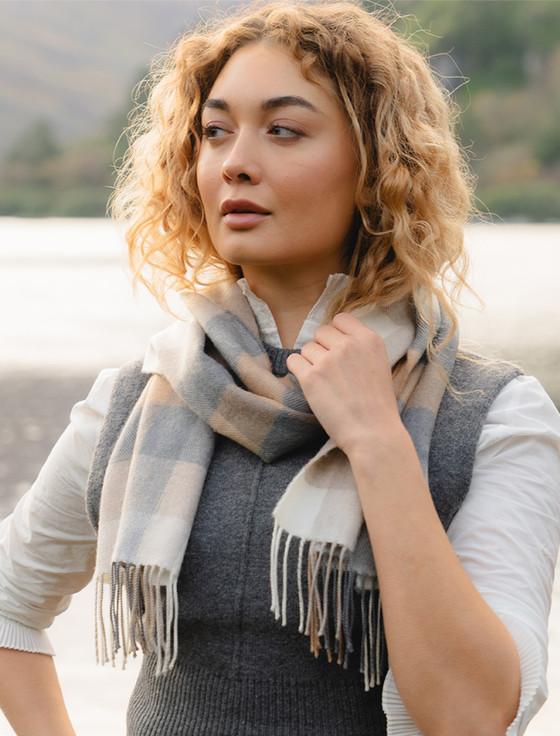 Aran Cashmere Fine Merino Plaid Scarf - Camel Grey & White
