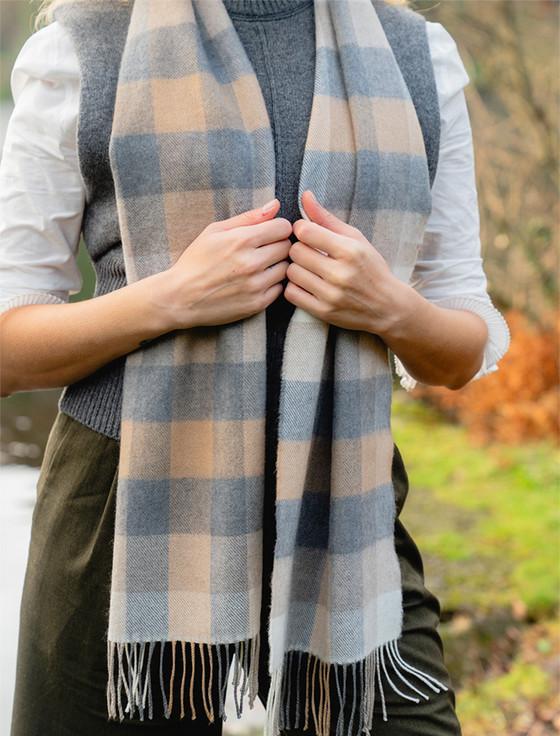 Aran Cashmere Fine Merino Plaid Scarf - Camel Grey & White