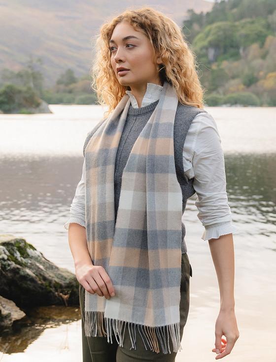 aran cashmere Fine Merino Plaid Scarf - Camel Grey & White