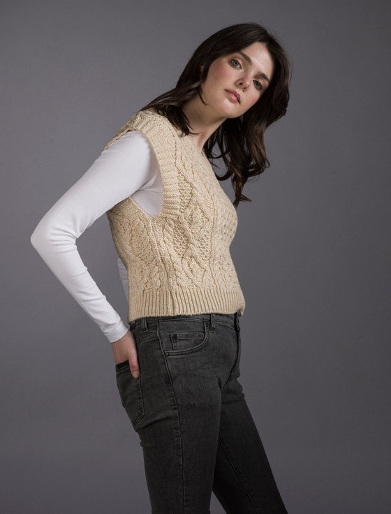 Aran Cashmere L‎adies Cr‎‎opped V-N‎eck Aran Sweater Vest