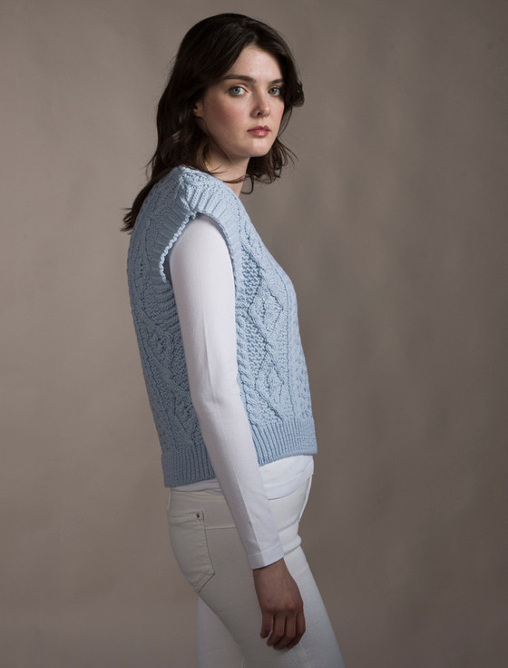 Aran Cashmere La‎dies Cropped V-N‎eck Aran Sw‎eater Vest