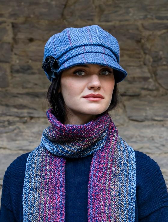 Aran Cashmere Ladies Tweed Newsboy Hat - Blue With Red