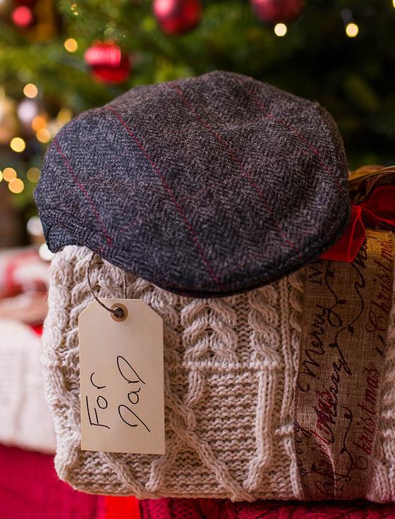 Aran Cashmere Trinity Tweed Flat Cap - Charcoal With Red