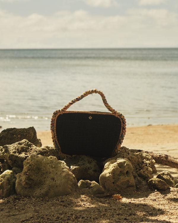 aranáz Surf Clam Handbag (Black/Multi)