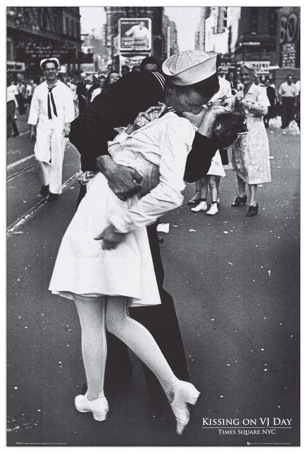 artopweb Null - Kissing On Vj Day Decorative MDF Panel (60x90cm)