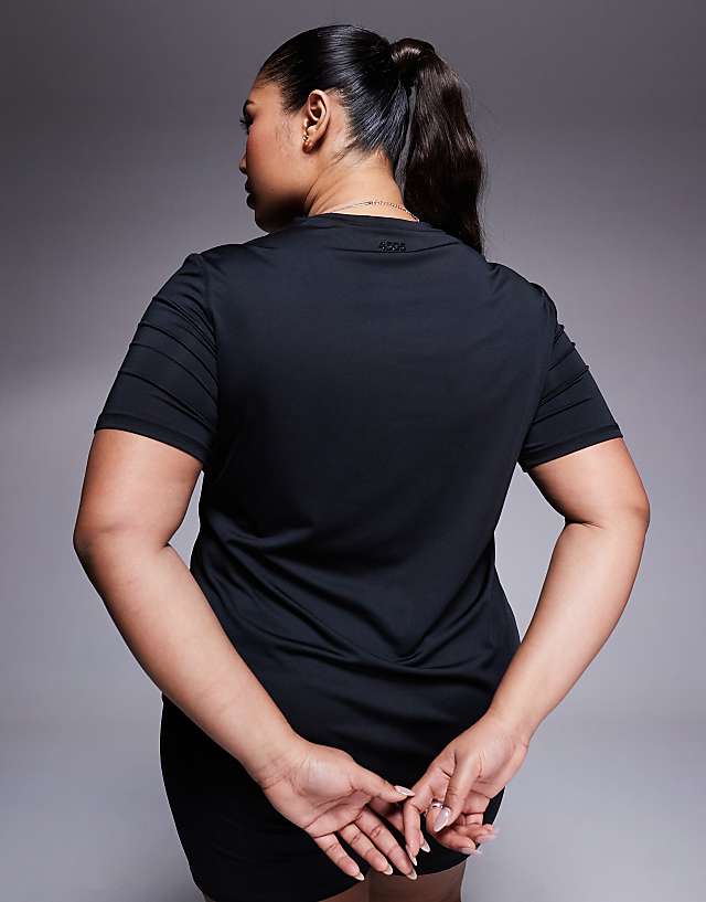 Asos 4505 Curve Icon Active Quick Dry Performance T-shirt In Black