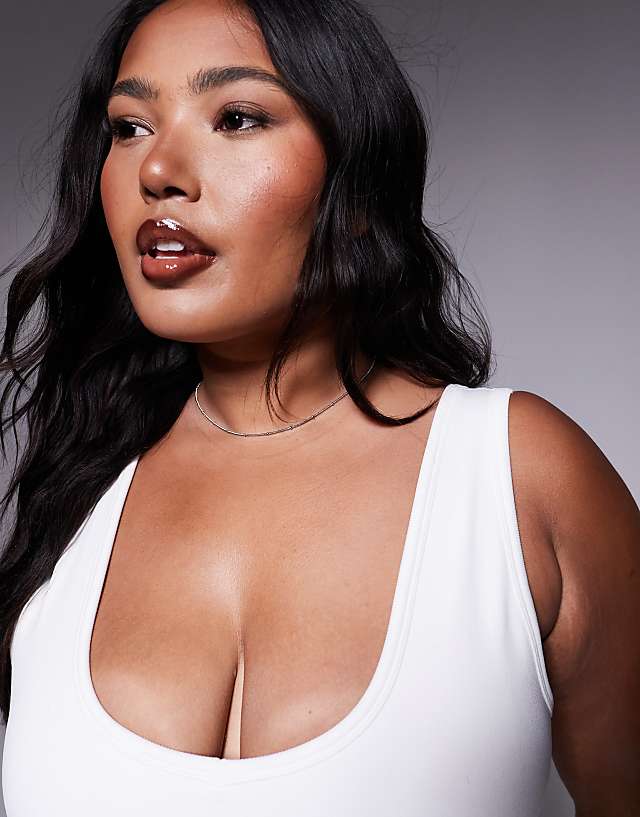 Asos 4505 Curve Smooth Seamless V Neck Vest With Inner Bra In Parchment
